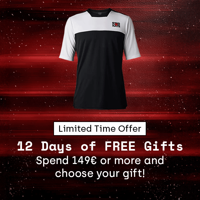 Animated image with red background and Christmas sparks. Over the background there's the Syndicate Jersey and the Dirtpaw Gloves swaping every 1.5 seconds, the glove has a text under it stating that the glove is also available in more colours. Over the image, there's also text communicating that, for 12 days, Fox will be giving away gifts for orders over 149€. This offer is for a limited time!